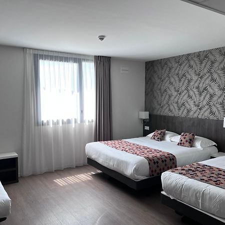 Brit Hotel Ploermel - Hotel De L'Hippodrome Экстерьер фото
