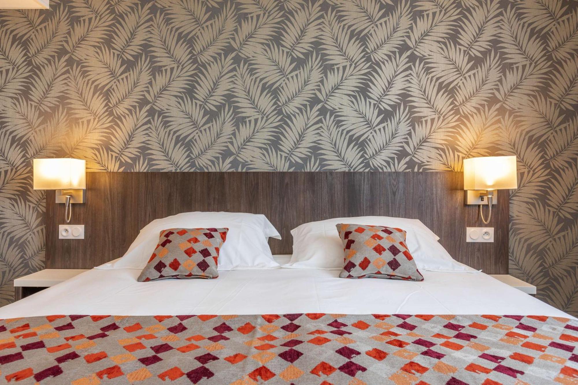 Brit Hotel Ploermel - Hotel De L'Hippodrome Экстерьер фото