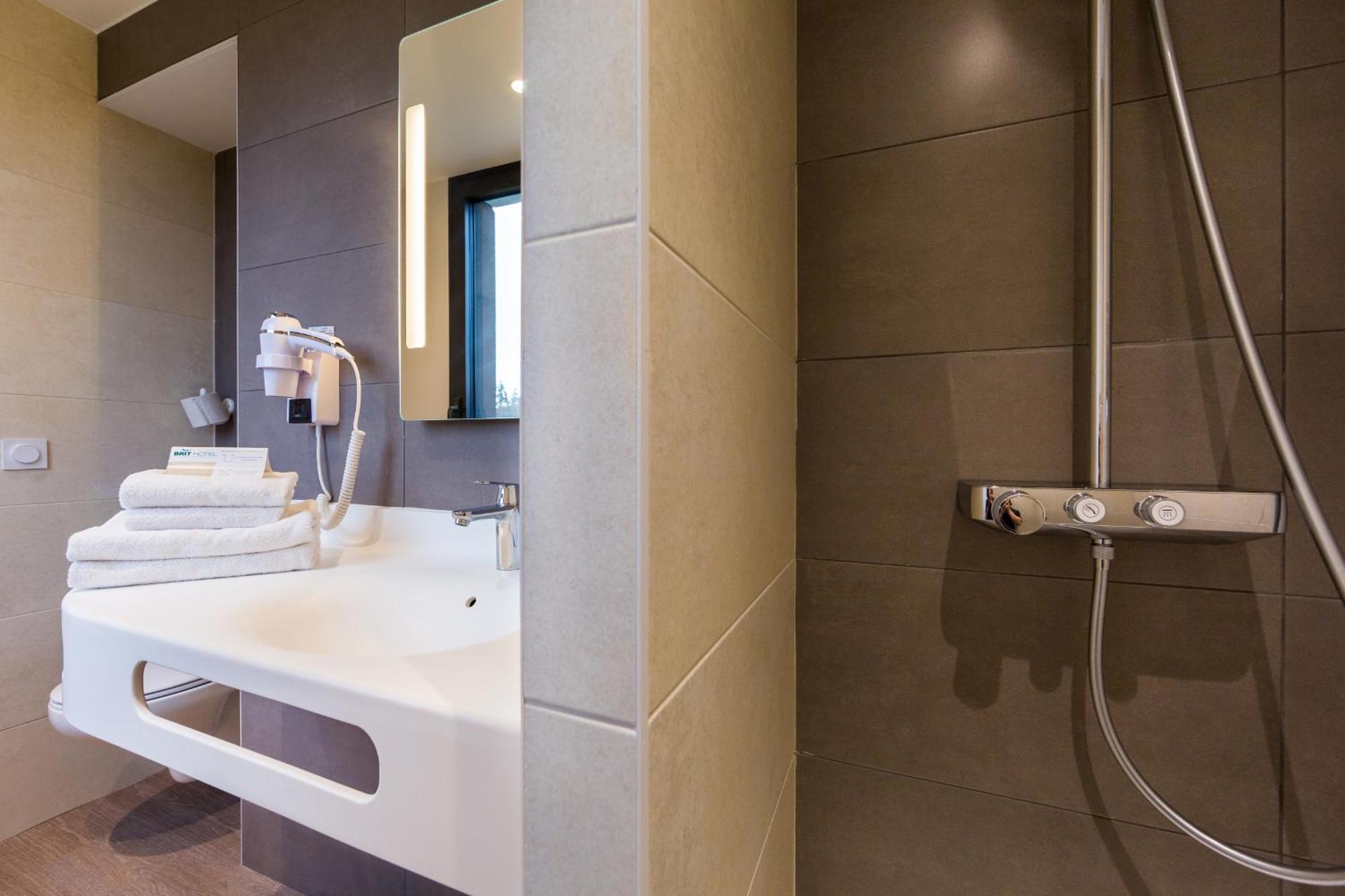 Brit Hotel Ploermel - Hotel De L'Hippodrome Экстерьер фото