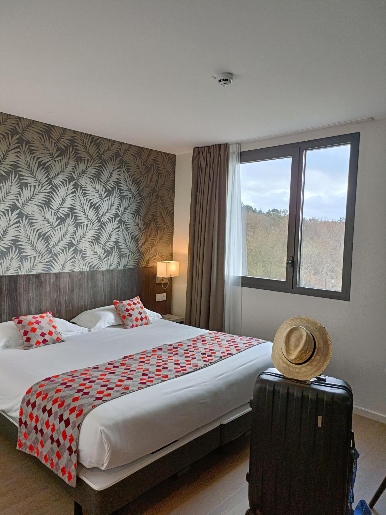Brit Hotel Ploermel - Hotel De L'Hippodrome Экстерьер фото