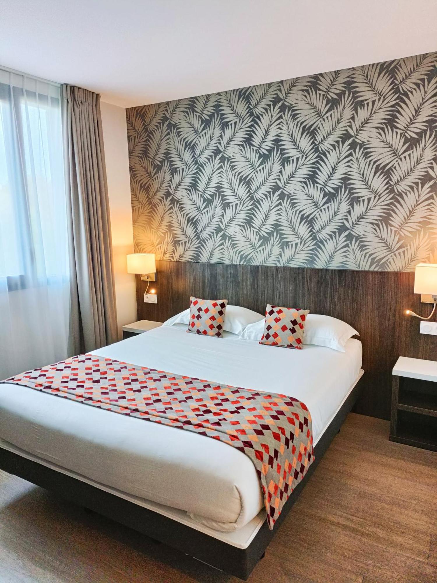 Brit Hotel Ploermel - Hotel De L'Hippodrome Экстерьер фото