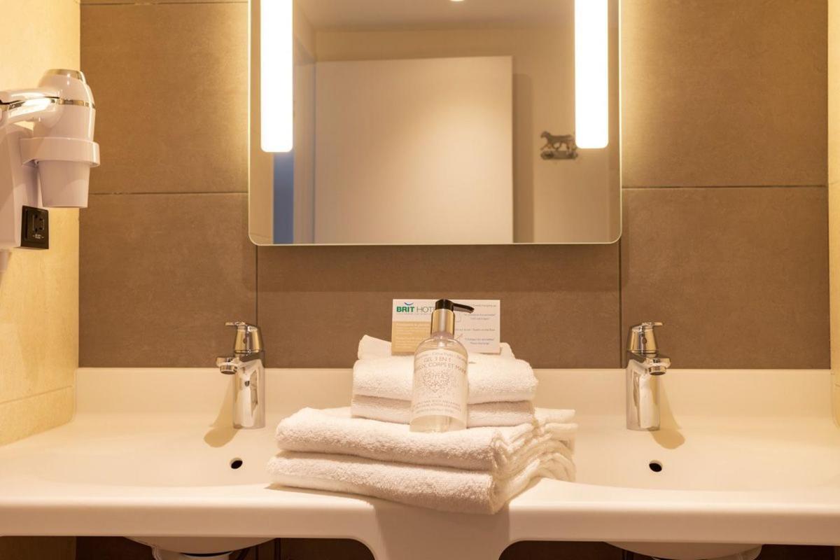 Brit Hotel Ploermel - Hotel De L'Hippodrome Экстерьер фото