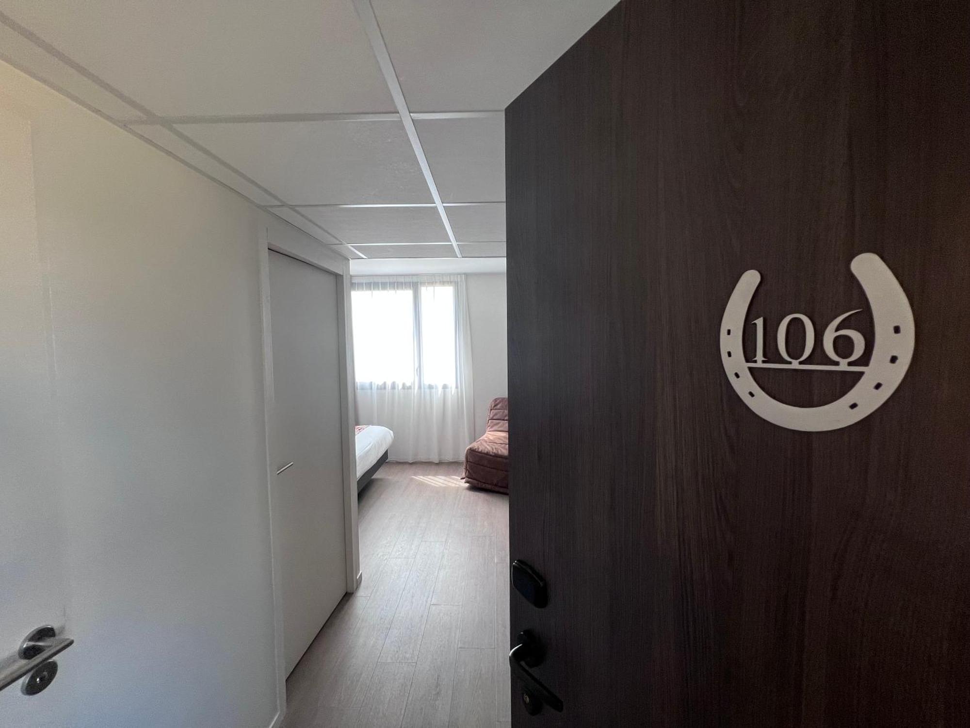 Brit Hotel Ploermel - Hotel De L'Hippodrome Экстерьер фото
