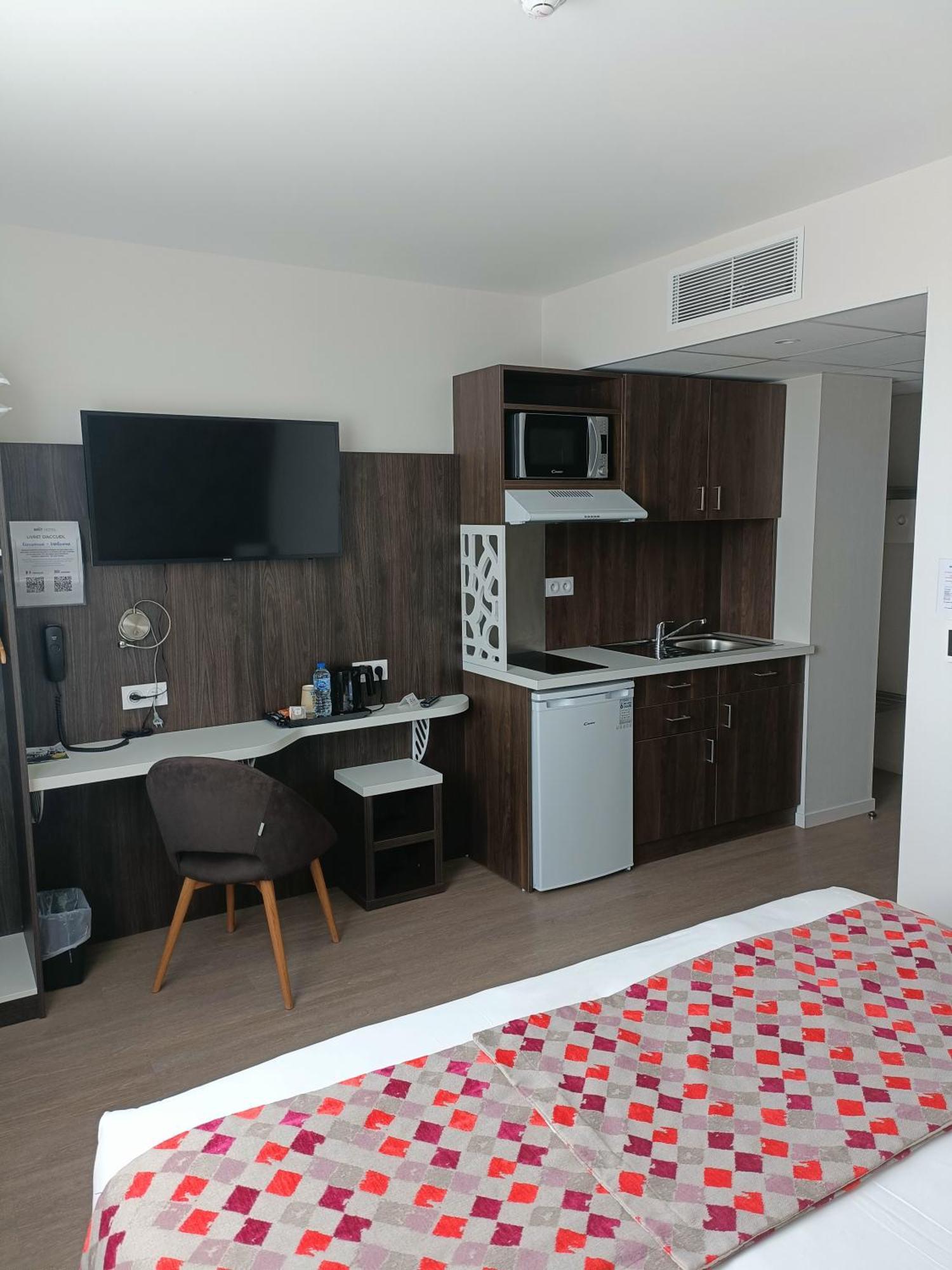 Brit Hotel Ploermel - Hotel De L'Hippodrome Экстерьер фото